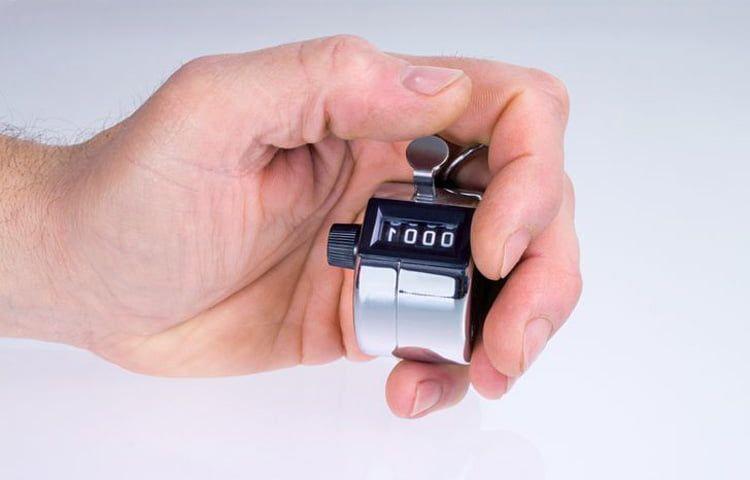 Hostesler neden ellerini göstermezler